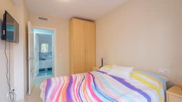 2 bedrooms, iron/ironing board, free WiFi, bed sheets