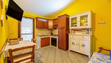 Kjøleskap, ovn, kokeplater og kaffetrakter/tekoker