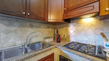 Fridge, oven, stovetop, coffee/tea maker
