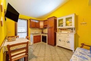 Fridge, oven, stovetop, coffee/tea maker - Holiday Home "Casa Baia Vignola" with Garden, Terrace & Wi-Fi (Aglientu)