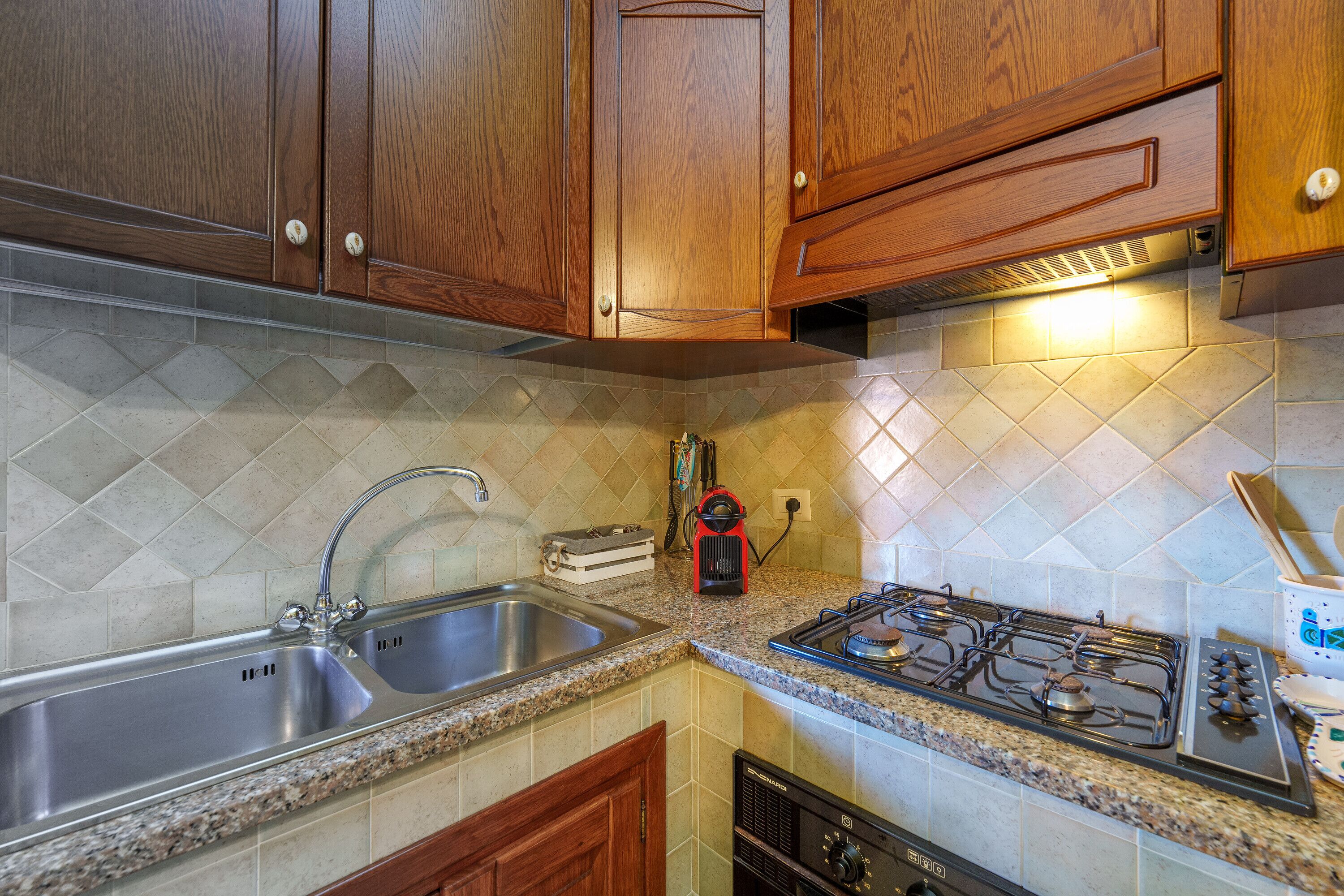 Kühlschrank, Ofen, Herdplatte, Wasserkocher mit Kaffee-/Teezubehör