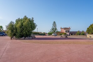 Property grounds - Holiday Home "Casa Baia Vignola" with Garden, Terrace & Wi-Fi (Aglientu)