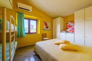 1 bedroom, iron/ironing board, free WiFi, bed sheets - Holiday Home "Casa Baia Vignola" with Garden, Terrace & Wi-Fi (Aglientu)