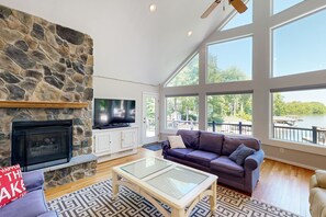 Télévision, cheminée, baby-foot