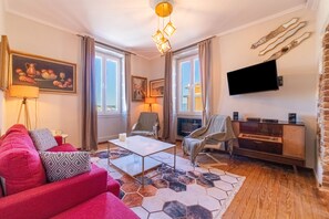 Télévision, lecteur de DVD, chaîne hi-fi