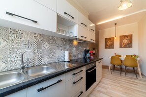 Jääkaappi, mikroaaltouuni, uuni, liesi