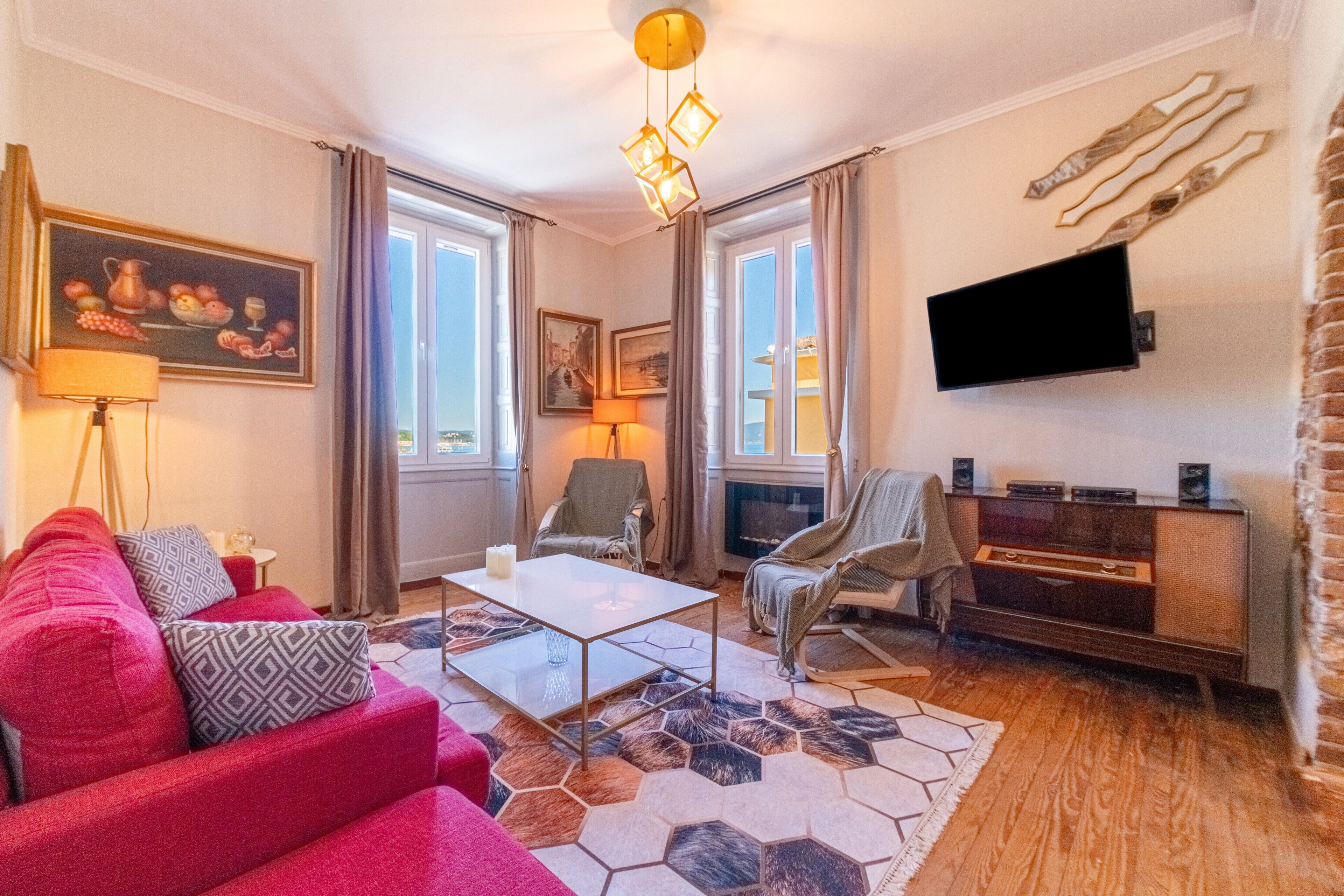 テレビ、DVD プレーヤー、ステレオ