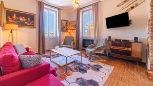 TV, DVD-spiller og stereoanlegg