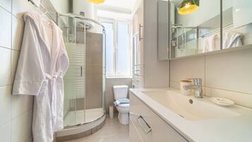 Ducha, secador de pelo, toallas