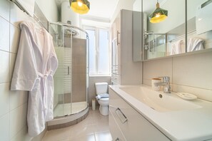 Een douche, een haardroger, handdoeken