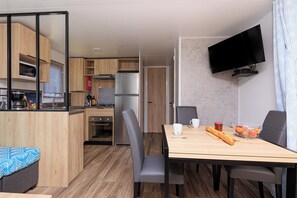 Een koelkast, een microgolfoven, een oven, een kookplaat