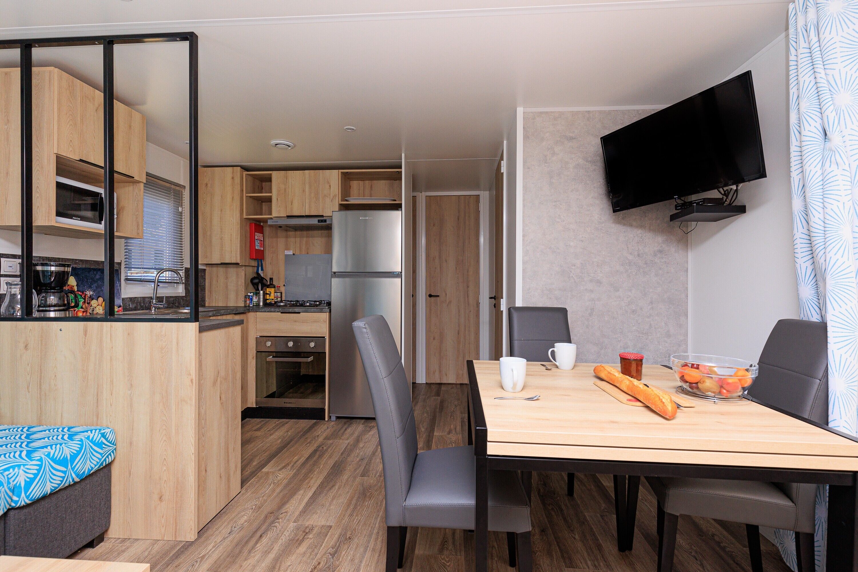 Réfrigérateur, micro-ondes, four, plaque de cuisson