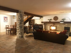 Tv, eldstad och ett bordtennisbord