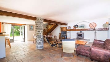 Tv, eldstad och ett bordtennisbord