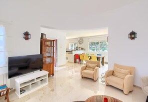 A modern living room with a TV, sofa, and coffee table. - Villa "with Pool Ac and Sea View" with Pool, Garden & Wi-Fi (Begur)