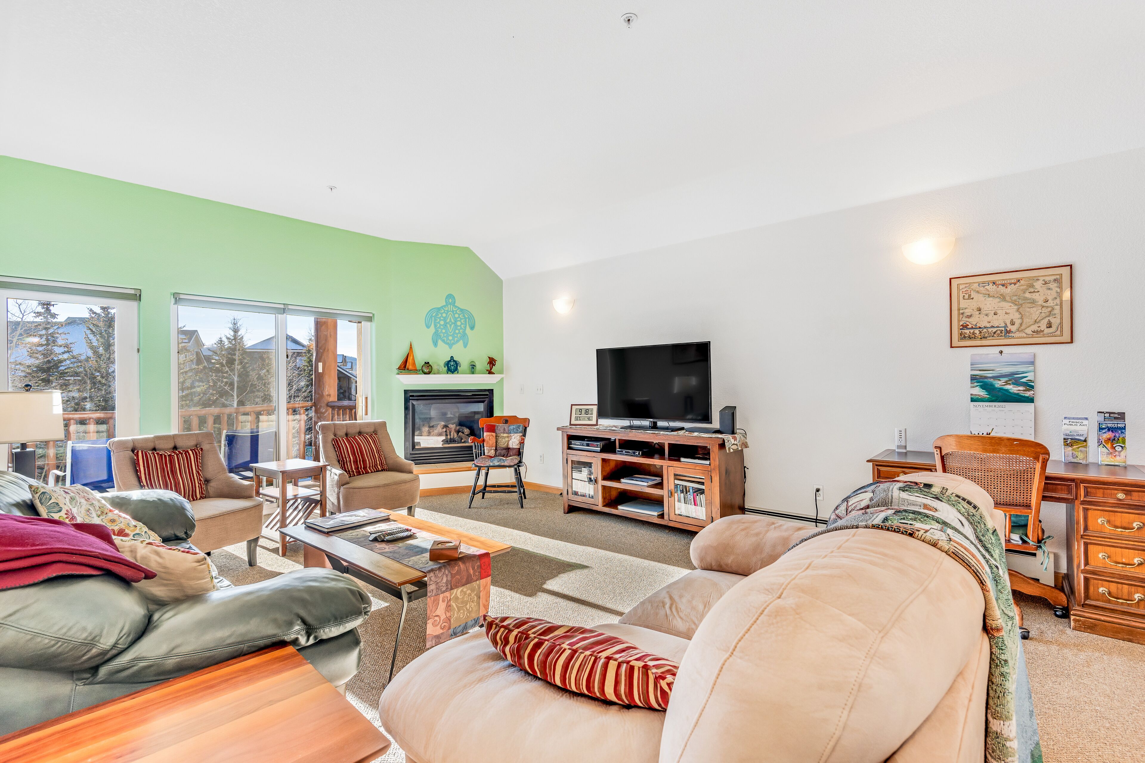 Lovely condo with fantastic mountain view, skiing, fireplace, & washer/dryer
