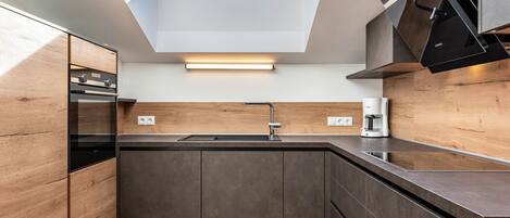 ثلاجة، فرن، موقد طهي مسطح، غسالة أطباق