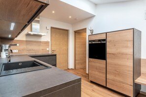 Een koelkast, een oven, een kookplaat, een vaatwasser