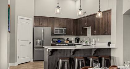 The Views: Spacious Corner Condo, Heated Pool, Hot Tub, Grill, Arcade, Free State Park Pass, Patio!