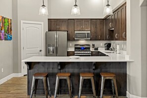 Kjøleskap, mikrobølgeovn, ovn og kokeplater