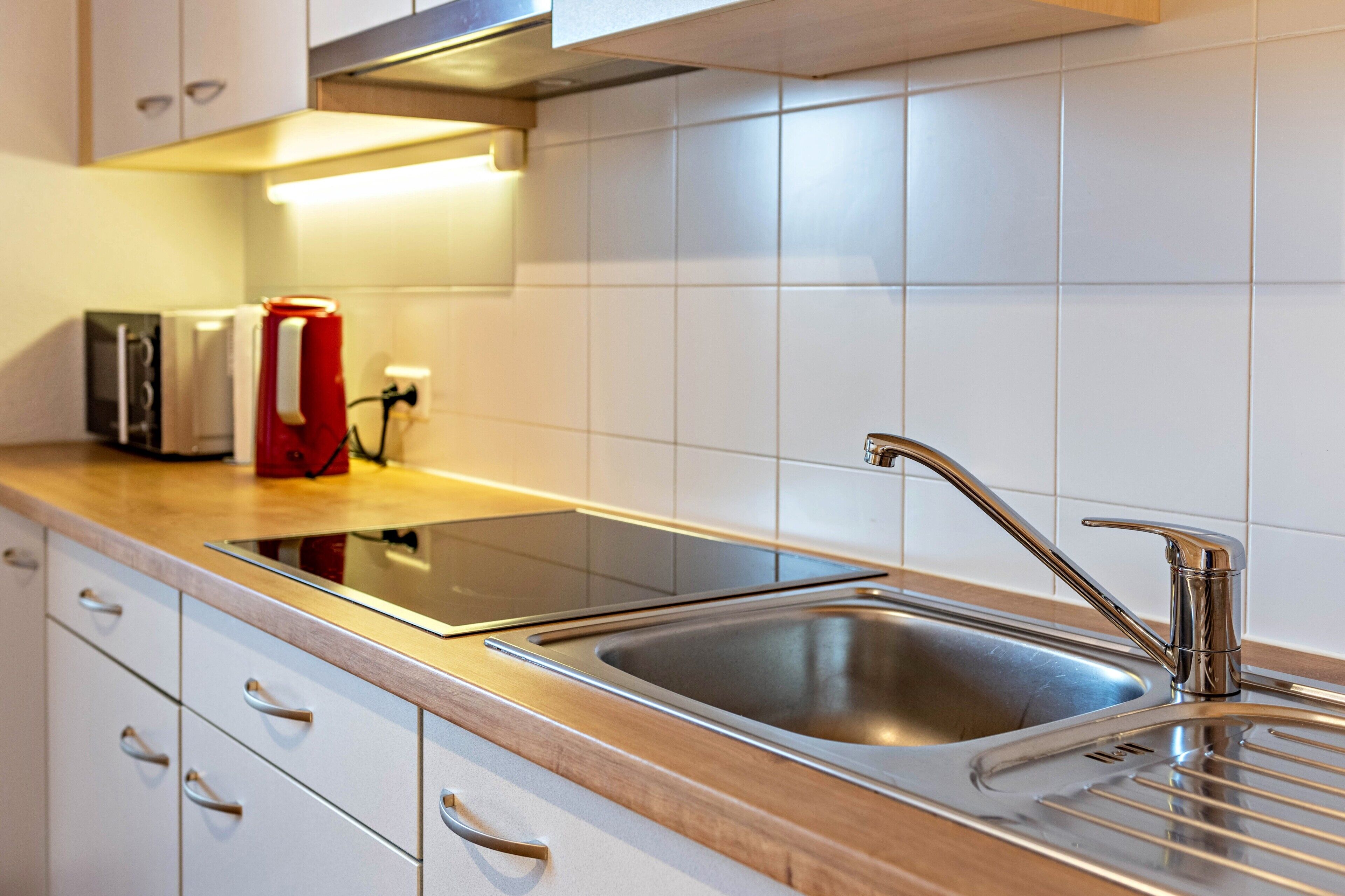 Kühlschrank, Mikrowelle, Herdplatte, Geschirrspüler