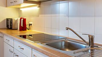 Réfrigérateur, micro-ondes, plaque de cuisson, lave-vaisselle