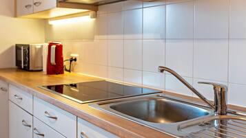 Kühlschrank, Mikrowelle, Herdplatte, Geschirrspüler