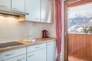 Fridge, microwave, stovetop, dishwasher - Holiday Apartment "Mountainfarm Innertrein Wiese" with Mountain View, Balcony & Wi-Fi (Cadipietra)