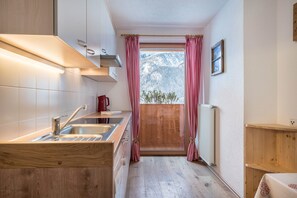 Geladeira, micro-ondas, cooktop, lava-louças