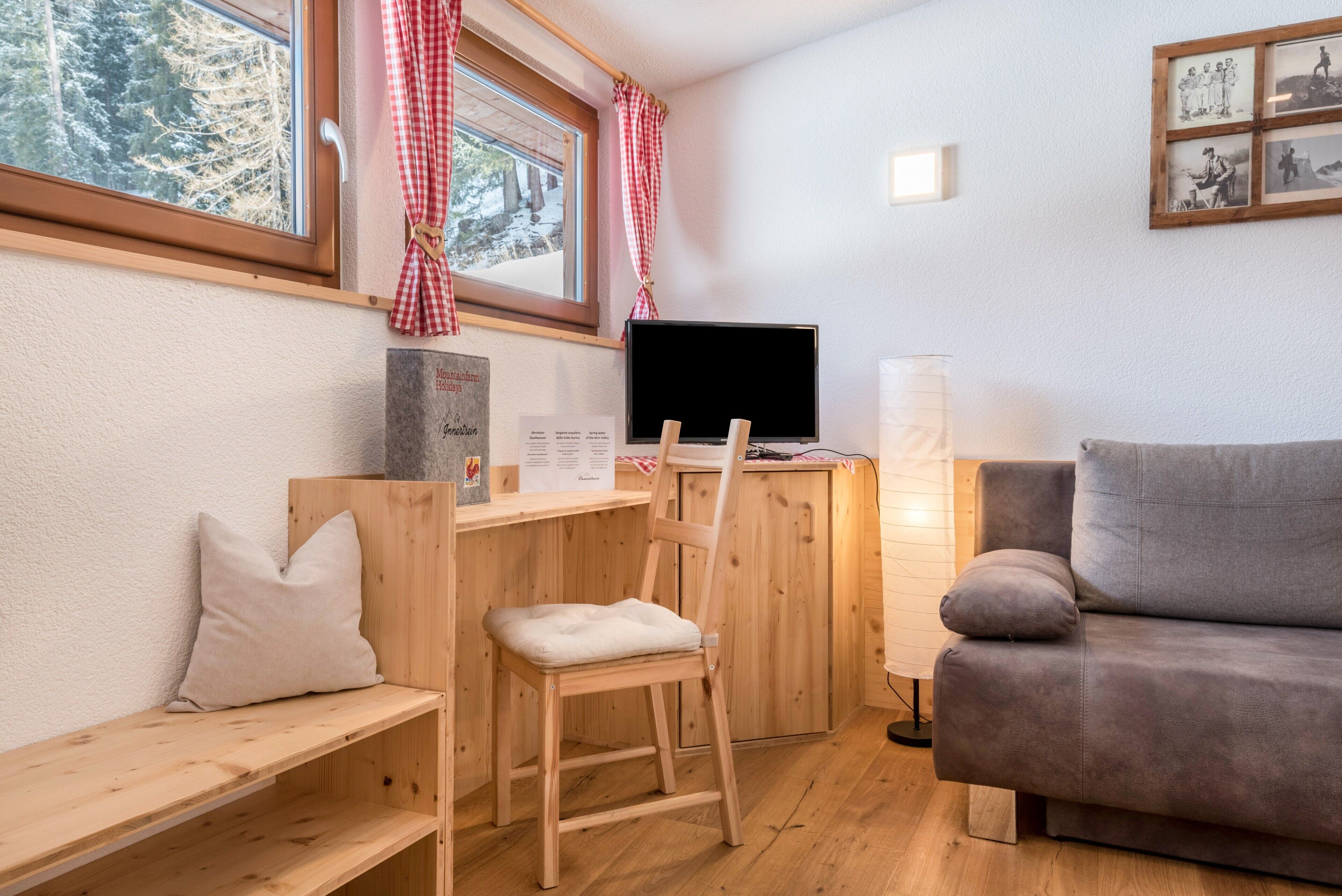 Fernseher, Tischtennisplatte, Stereoanlage