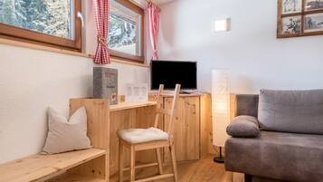 Fernseher, Tischtennisplatte, Stereoanlage