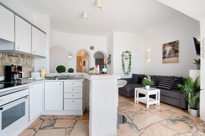 Kjøleskap, ovn, kokeplater og kaffetrakter/tekoker