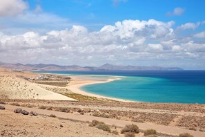 Beach nearby - Vacation Home "Casa Paco 1" with Private Terrace, Shared Pool & Wi-Fi (Costa Calma)