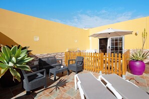 Terrace/patio - Vacation Home "Casa Paco 1" with Private Terrace, Shared Pool & Wi-Fi (Costa Calma)