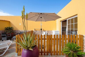 Terrace/patio - Vacation Home "Casa Paco 1" with Private Terrace, Shared Pool & Wi-Fi (Costa Calma)