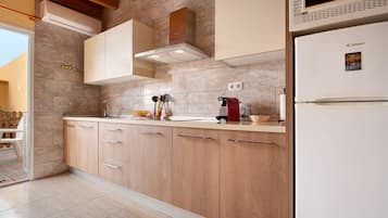 Coffee/tea maker, fridge, microwave, stovetop