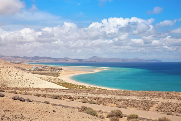 Una spiaggia nelle vicinanze