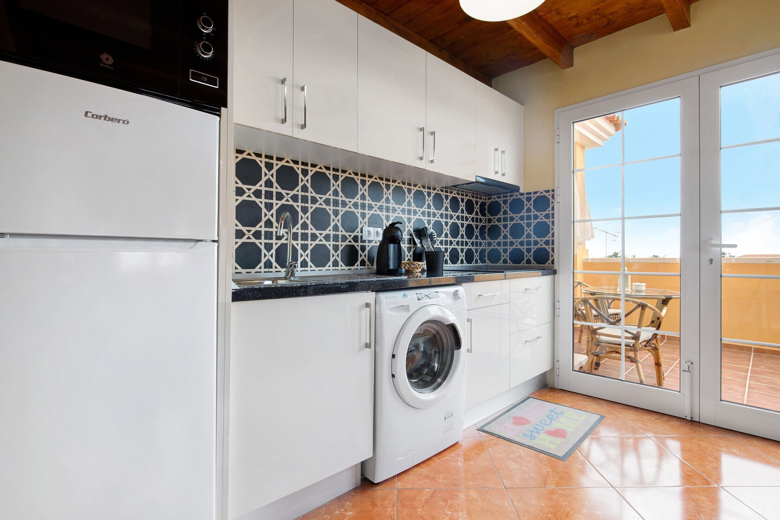 Frigorífic, microones, placa de cuina i cafetera i tetera 