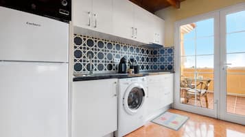 Frigorífic, microones, placa de cuina i cafetera i tetera