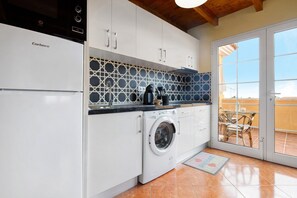 Frigorífico, microondas, placa de cocina y cafetera o tetera