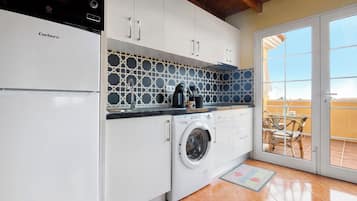 Kylskåp, mikrovågsugn, spishäll och kaffe- och tebryggare