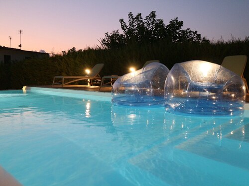 "Villa Spiaggia Plaja" avec vue sur la mer, terrasses privées et piscine privée.