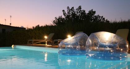 "Villa Spiaggia Plaja" avec vue sur la mer, terrasses privées et piscine privée.