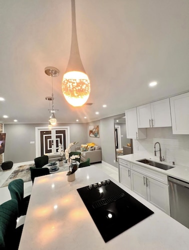 Pet friendly Unique East Boca Home 3BR Luxury Near A1A Fireplace &Chef’s Kitchen