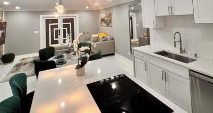 Pet friendly Unique East Boca Home 3BR Luxury Near A1A Fireplace &Chef’s Kitchen