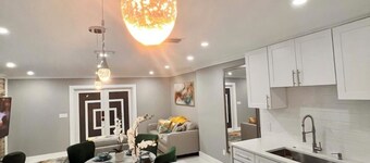 Pet friendly Unique East Boca Home 3BR Luxury Near A1A Fireplace &Chef’s Kitchen