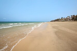 Beach nearby - Holiday home "Torre 5" with Sea View, Terrace & Wi-Fi (Costa Calma)