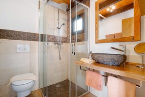 Douche, sèche-cheveux, serviettes fournies