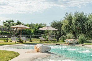 Piscina stagionale all'aperto, ombrelloni da piscina, lettini