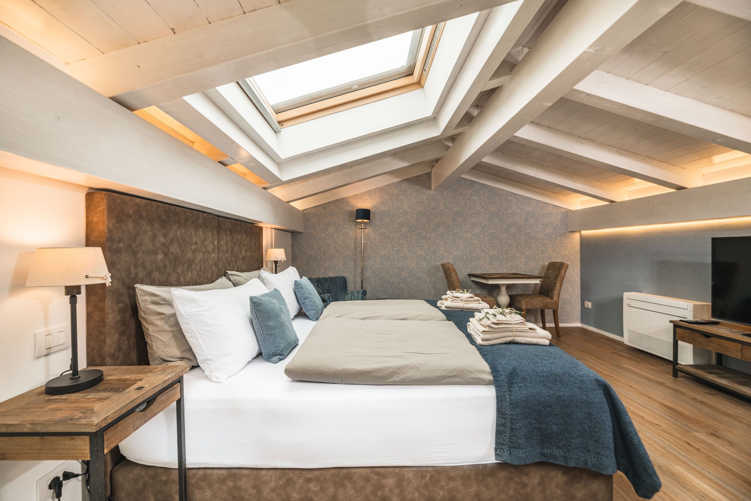 Literie de qualité, couette en duvet, lit avec matelas à plateau-coussin